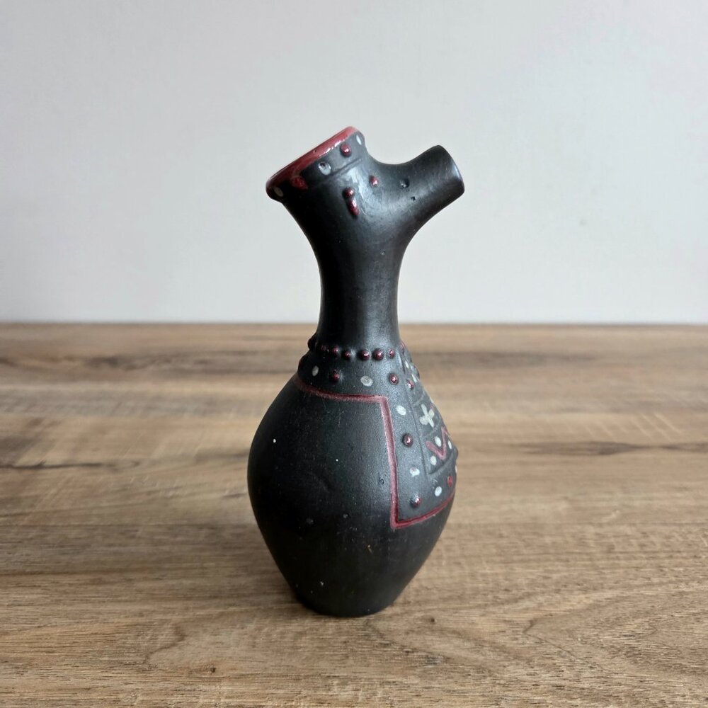Vintage 1970s art pottery ceramic carafe/pitcher penguin shape. Vintage kitchen. - Picture 4 of 7